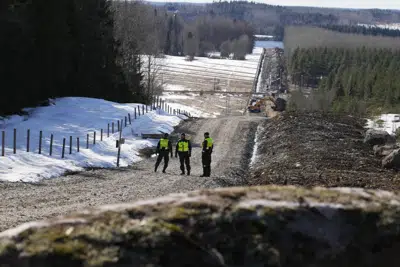 Guardias fronterizos de Finlandia en el sitio de construcción de la valla fronteriza entre Finlandia y Rusia, en Imatra, el viernes 14 de abril de 2023. (Foto AP/Sergei Grits)