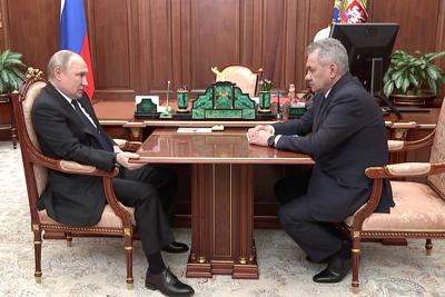 En esta fotografía publicada por el servicio de prensa de la presidencia de Rusia, el presidente Vladimir Putin habla con el ministro de Defensa Sergei Shoigu el jueves 21 de abril de 2022, en el Kremlin, en Moscú. (Servicio de Prensa de la Presidencia rusa vía AP)