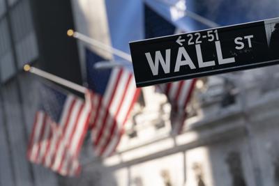 En esta imagen del 8 de julio de 2021 se ve el letrero de Wall Street al exterior de la Bolsa de Valores de Nueva York. (AP Foto/Mark Lennihan, archivo)