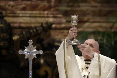 ARCHIVO - En esta foto del 1 de abril de 2021. el papa Francisco celebra misa en la Basílica de San Pedro, Vaticano. El papa Francisco anuló una de las decisiones cardinales de su predecesor Benedicto XVI al limitar la celebración de la vieja misa en latín. (AP Foto/Andrew Medichini)