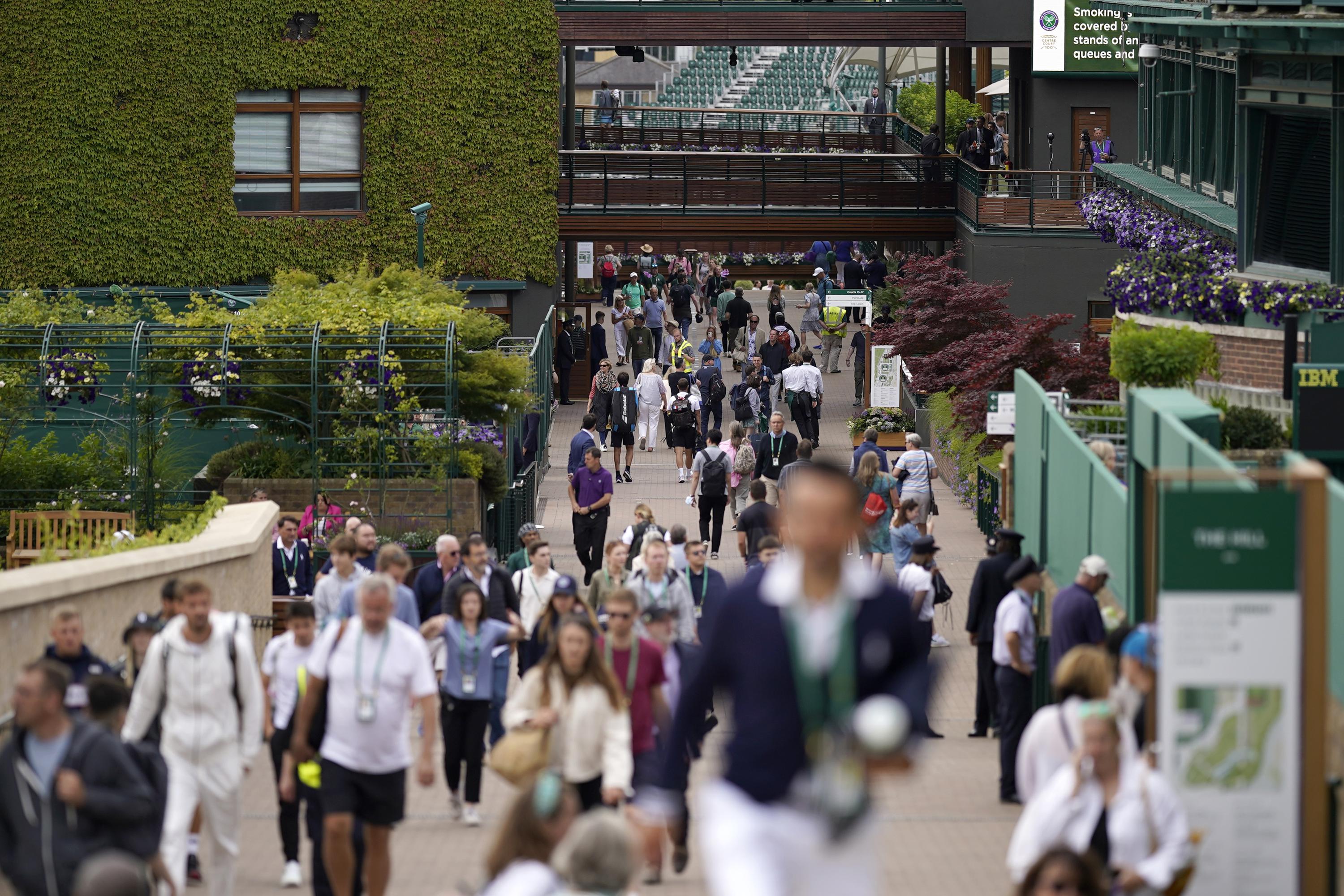 Pembaruan Wimbledon |  Hujan menunda permainan di awal hari pembukaan