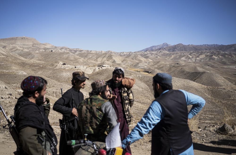CORRIGE LA FECHA Y LA FECHA - Soldados talibanes montan guardia en el valle de Mes Aynak, a unos 40 kilómetros (25 millas) al suroeste de Kabul, Afganistán, el sábado 30 de octubre de 2021. El valle es el segundo lugar de cobre sin explotar más grande del mundo con un valor estimado de casi $ 1 billón.  (Foto AP/Ahmad Halabisaz)