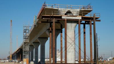Fotografía de archivo del 6 de diciembre de 2017 que muestra una de las secciones elevadas de un tren de alta velocidad en construcción en Fresno, California. (AP Foto/Rich Pedroncelli, Archivo)
