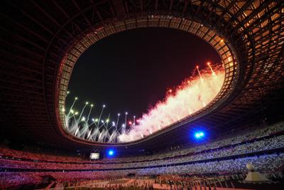 Fuegos artificiales iluminan el Estadio Olímpico tras la clausura de los Juegos Olímpicos de Tokio, el domingo 8 de agosto de 2021. (AP Foto/Aaron Favila)