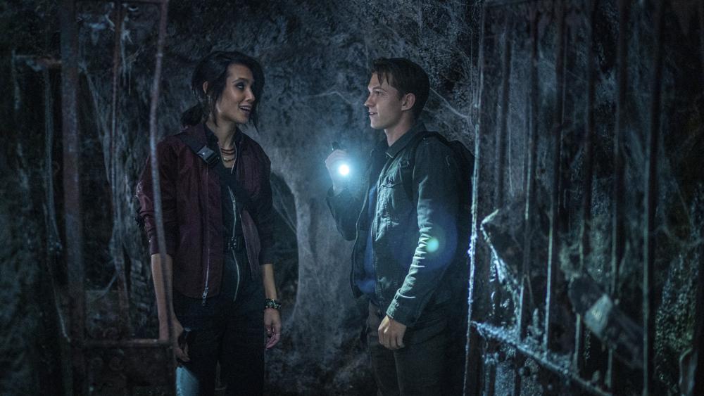 Sophia Taylor Ali, izquierda, y Tom Holland en una escena de "Unchartered" en una imagen proporcionada por Columbia Pictures-Sony Pictures. (Clay Enos/Columbia Pictures-Sony Pictures via AP)