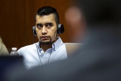 Cristhian Bahena Rivera escucha durante su juicio en el tribunal del condado de Scott, en Davenport, Iowa, el martes 25 de mayo de 2021. (Kelsey Kremer/The Des Moines Register vía AP, Pool)