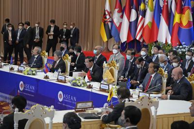 El primer ministro de Camboya, Hun Sen, en el centro, habla durante una reunión de la Zona Comercial ASEAN Australia-Nueva Zelanda en Nom Pen, Camboya, el domingo 13 de noviembre de 2022. (AP Foto/Heng Sinith)