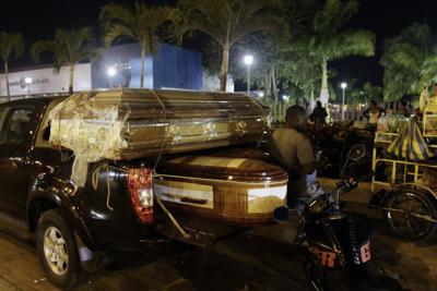 Ataúdes para los cuerpos de los reclusos muertos en un motín en la penitenciaría Litoral se encuentran en un camión al lado de la morgue en Guayaquil, Ecuador, el miércoles 29 de septiembre de 2021. (AP Foto/Angel DeJesus)