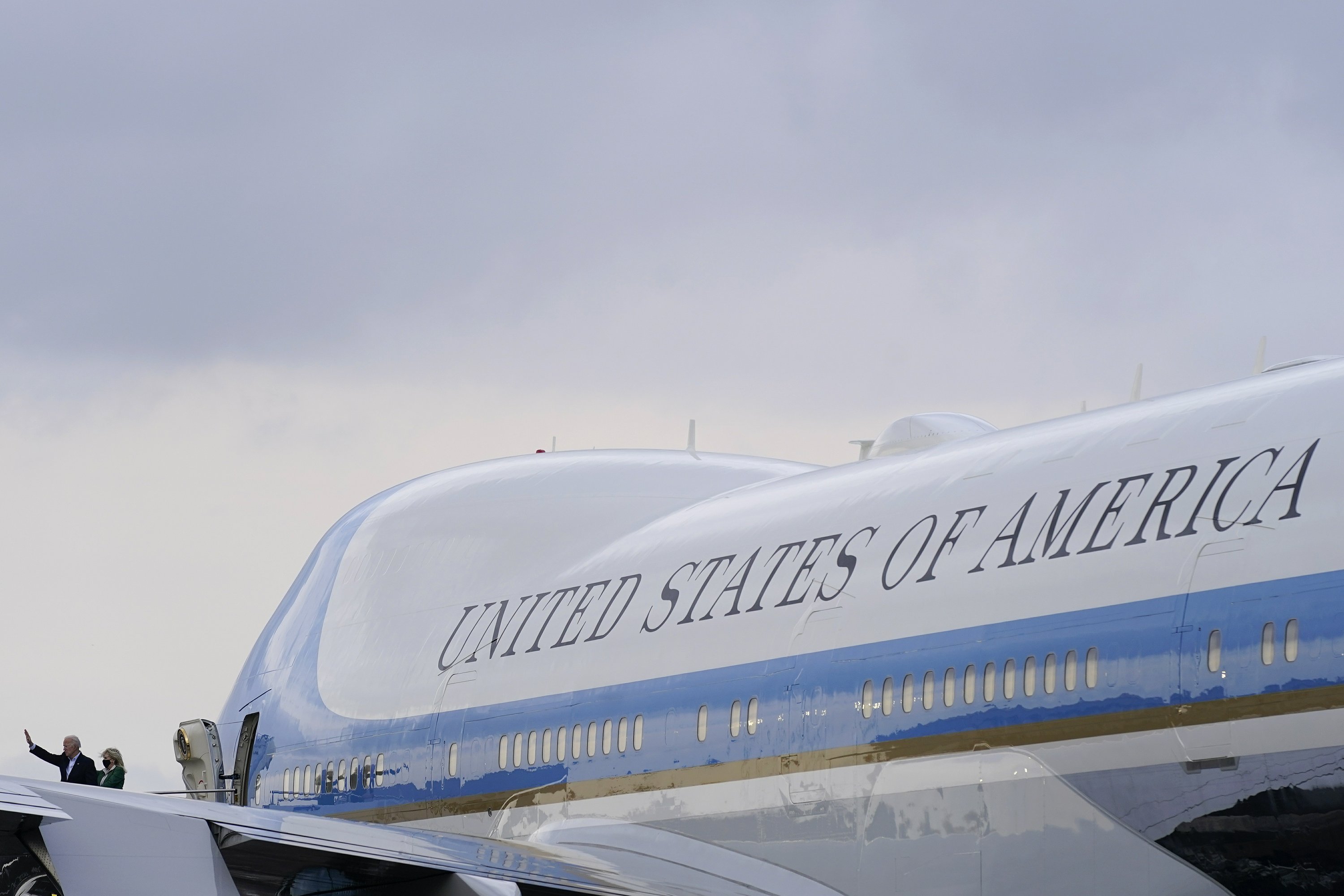 At Air Force One base, intruder given up by ‘rat ears’