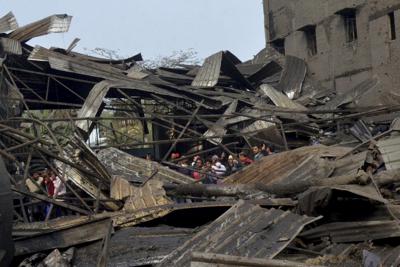 La escena tras la explosión en una fábrica en Muzaffarpur, India, el 26 de diciembre del 2021. (AP Foto)