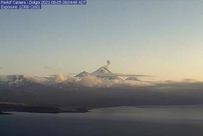 En esta imagen de una cámara web, captada el jueves 5 de agosto de 2021 y proporcionada por el Observatorio de Volcanes de Alaska, se ve el volcán Pavlof en erupción. (Observatorio de Volcanes de Alaska vía AP)