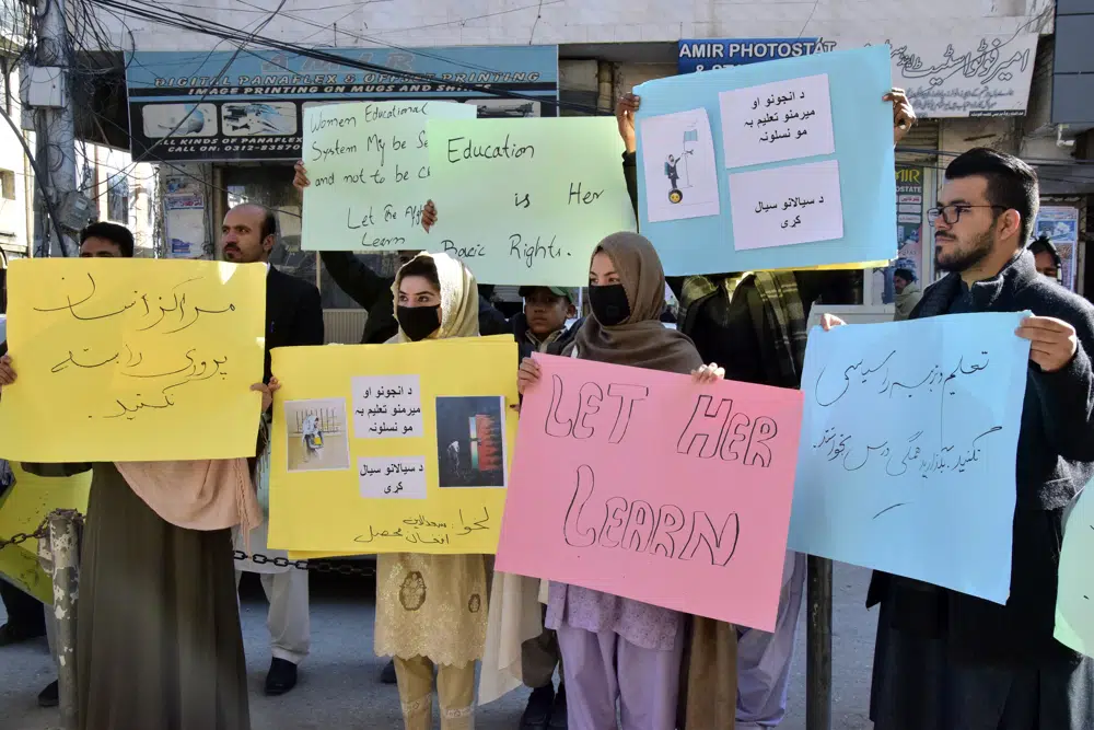 طالبان تمنع النساء من العمل