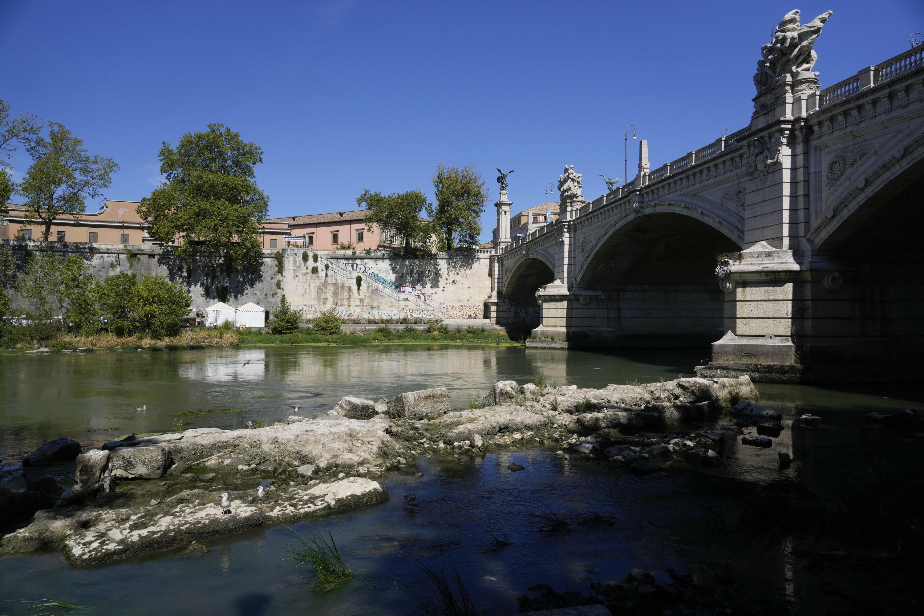 イタリアの干ばつがテベレ川を横切る古代帝国の橋を明らかにする