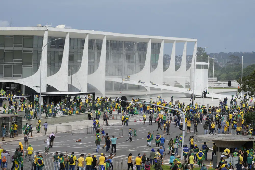 Partidarios del expresidente de Brasil Jair Bolsonaro protestan ante el Palacio de Planalto en Brasilia, Brasil, el domingo 8 de enero de 2023. (AP Foto/Eraldo Peres)