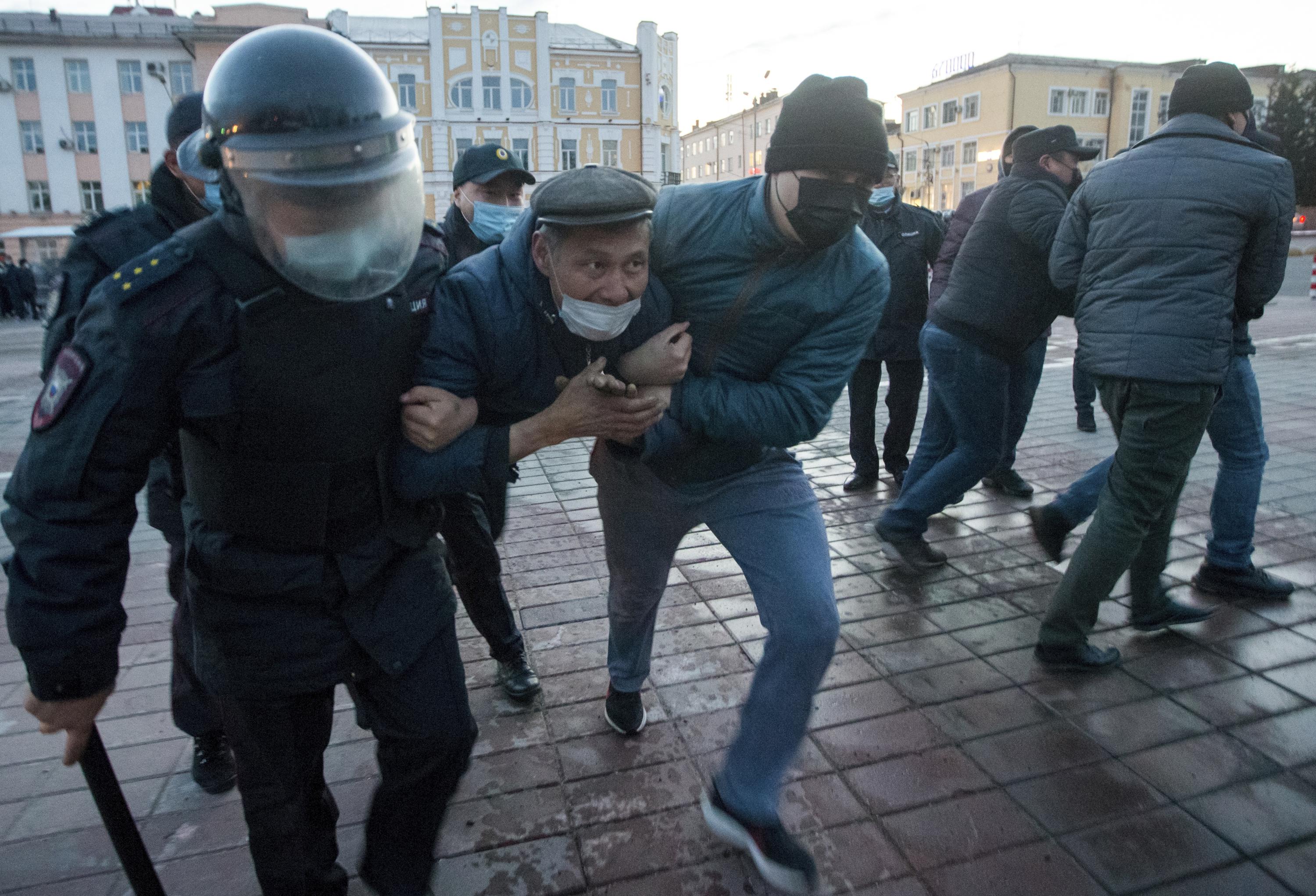 Over 400 reported arrested in Navalny rallies across Russia - Vimarsana News