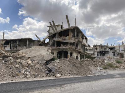 Esta imagen del 12 de septiembre del 2021 muestra edificios dañados por fuerzas del gobierno de Siria en un choque con combatientes rebeldes en la ciudad sureña de Daraa. La comisionada de derechos humanos de la ONU dijo el 24 de septiembre que su oficina ha documentado las muertes de 350.209 personas _civiles y combatientes_ en la guerra civil de Siria en la última década, aunque admitió que la cifra real es seguramente mucho más elevada. (AP Foto)