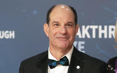 ARCHIVO - En esta imagen del domingo 3 de noviembre de 2019, el ganador del Premio Breakthrough de 2020 en Ciencias Naturales, David Julius, posa en la gala de los premios en el Centro de Investigación Ames de la NASA, el domingo 3 de noviembre de 2019, en Mountain View, California.  El premio Nobel de Medicina reconoció el lunes 4 de octubre de 2021 a los científicos estadounidenses David Julius y Ardem Patapoutian, por su descubrimiento de receptores de temperatura y tacto. (Foto de Peter Barreras/Invision/AP, Archivo)