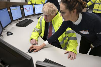 El primer ministro británico, Boris Johnson, durante una visita al sitio de construcción de la central nuclear Hinkley Point C en Somerset, Inglaterra, el jueves 7 de abril de 2022. (Finnbarr Webster/Pool Photo vía AP)