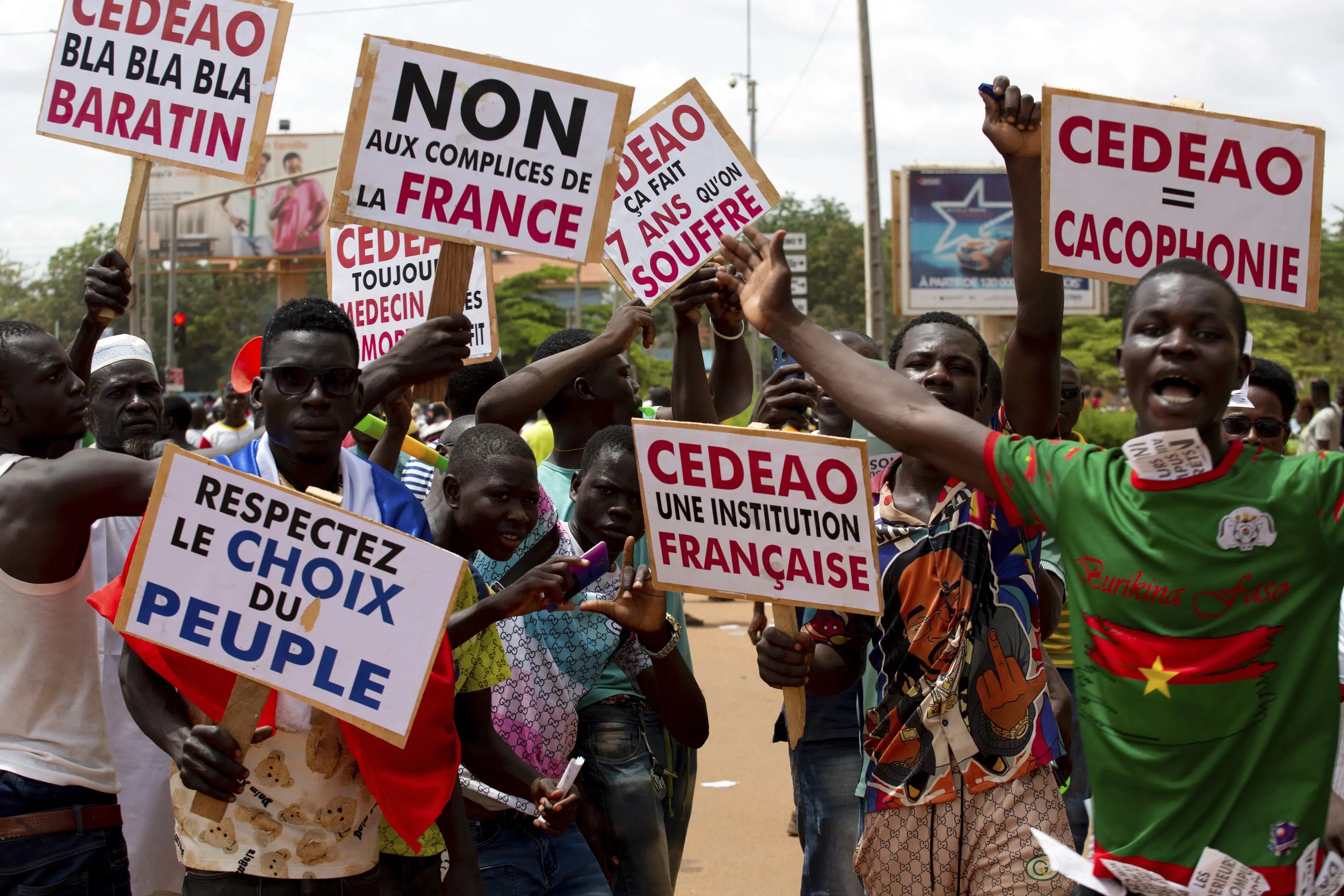 La France convoque l’ambassadeur au Burkina Faso et retire ses troupes
