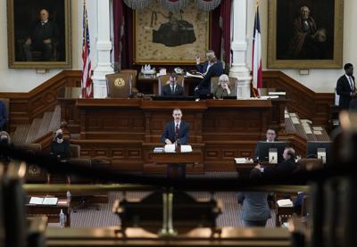 El diputado republicano de la cámara estatal de Texas Andrew Murr (centro) responde preguntas de otros legisladores durante un debate sobre la ley SB1 en la Cámara de Representantes, en el Capitolio de Texas, el 26 de agosto de 2021, en Austin, Texas. (AP Foto/Eric Gay)