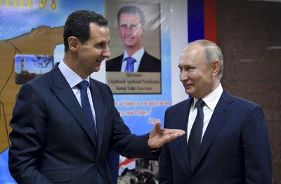 ARCHIVO - El presidente sirio Bashar Assad, a la izquierda, gesticula mientras habla con el presidente ruso Vladimir Putin durante su reunión en Damasco, Siria, el martes 7 de enero de 2020. Con su guerra contra Ucrania ahora en su tercera semana, Putin el viernes 11 de marzo de 2022 aprobó traer combatientes voluntarios de Medio Oriente al conflicto. (Alexei Druzhinin, Sputnik, Foto de la piscina del Kremlin a través de AP, archivo)