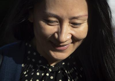Meng Wanzhou, directora financiera del gigante tecnológico chino Huawei Technologies, sale de su casa el viernes 24 de septiembre del 2021, en Vancouver. (Darryl Dyck/The Canadian Press vía AP)