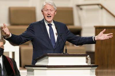 ARCHIVO - En esta foto de archivo del 27 de enero de 2021, el expresidente Bill Clinton habla durante los servicios funerarios de Henry "Hank" Aaron, en la Iglesia Bautista de la Amistad, en Atlanta. Un portavoz de Clinton anunció el jueves 14 de octubre 2021 que el expresidente está en un hospital de California recibiendo tratamiento para una infección no relacionada con el COVID-19. 
(Kevin D. Liles/Atlanta Braves vía AP, Pool, archivo)