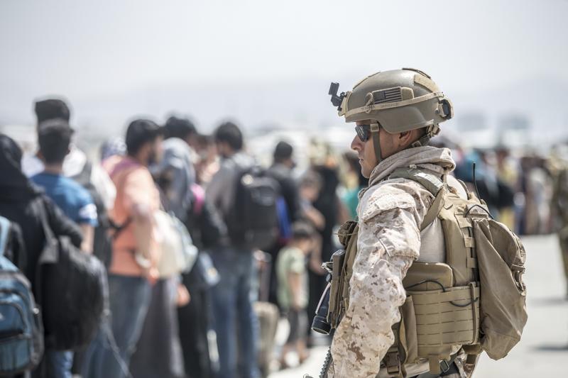 En la foto del 22 de agosto de 2021 distribuida por los Marines, un efectivo de la fuerza especial ayuda a la evacuación en el Aeropuerto Internacional Hamid Karzai de Kabul, Afganistán.  (Sargento Samuel Ruiz/U.S. Marine Corps via AP)