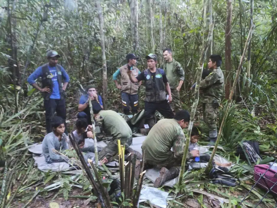 En esta foto difundida por la Oficina de Prensa de las Fuerzas Armadas de Colombia, soldados y hombres indígenas posan para la foto con los cuatro hermanos indígenas que llevaban 40 días desaparecidos, en la selva de Solano, estado de Caquetá, Colombia, el viernes 9 de junio de 2023. El presidente colombiano, Gustavo Petro, dijo el viernes que encontraron vivos a los cuatro niños que sobrevivieron a un accidente de avioneta hace 40 días y por los que se desplegó una intensa búsqueda en la selva amazónica. (Oficina de Prensa de las Fuerzas Armadas de Colombia)