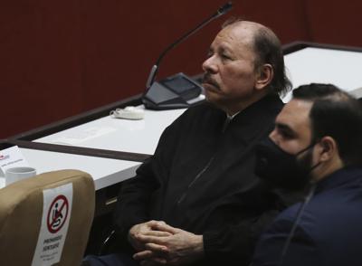 El presidente de Nicaragua, Daniel Ortega, asiste a la ceremonia de clausura de la XX Cumbre del ALBA, en el Palacio de Convenciones de La Habana, Cuba, el martes 14 de diciembre de 2021. (AP Foto/Ismael Francisco)