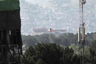 La bandera afgana sobre el palacio presidencial en Kabul el 21 de agosto del 2021. (Foto AP /Rahmat Gul)