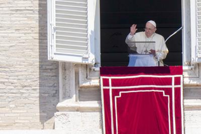 El papa Francisco da la bendición durante el Ángelus desde la ventana de su estudio con vista a la Plaza de San Pedro, en el Vaticano, el domingo 17 de julio de 2022. (Foto AP/Andrew Medichini)