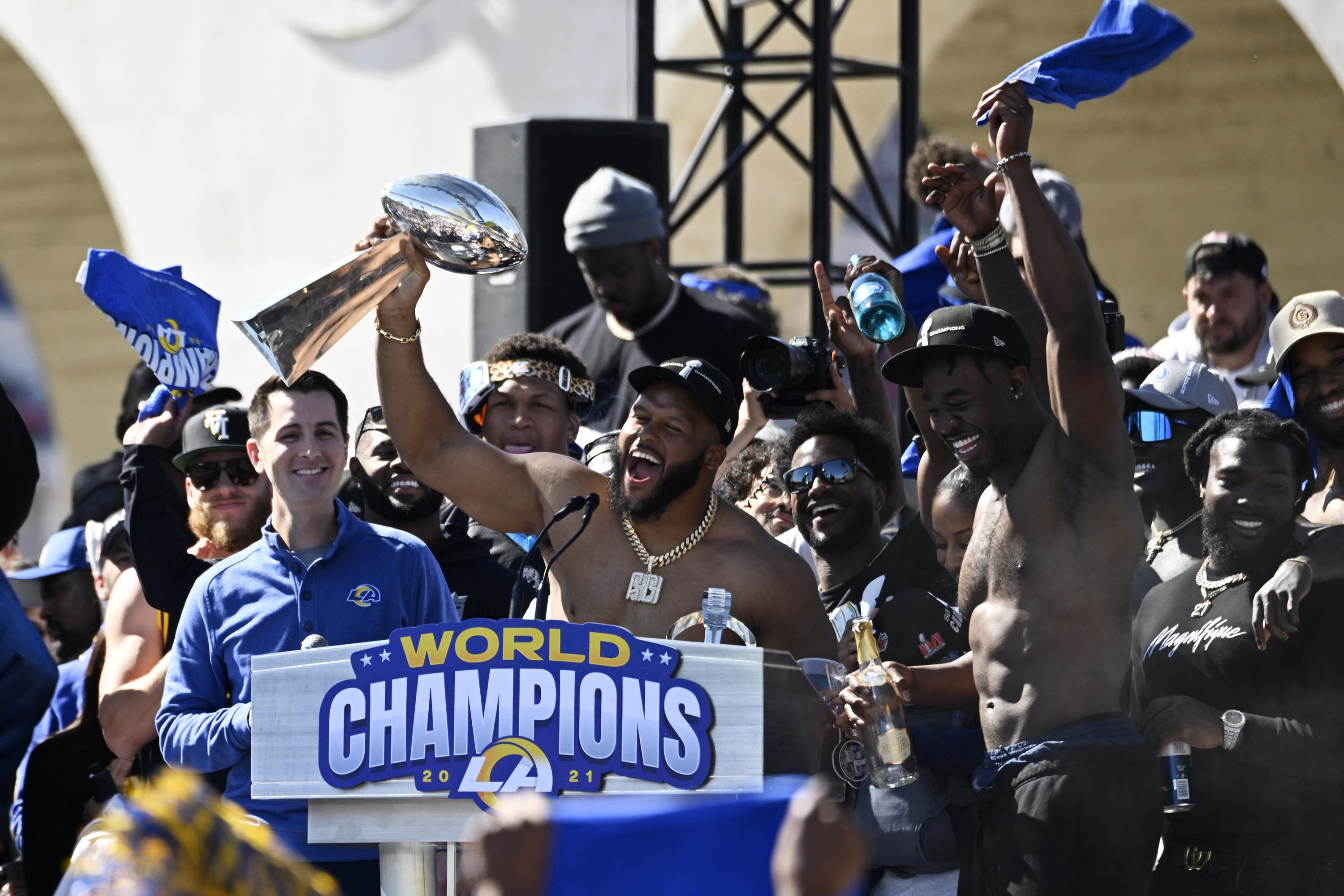 Rams fans celebrate Super Bowl parade in L.A. - Los Angeles Times