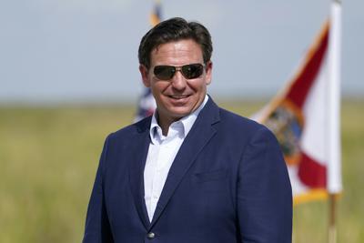 El gobernador de Florida, Ron DeSantis, asiste a una sesión con la prensa rel jueves 16 de junio de 2022, en Miami. (AP Foto/Lynne Sladky)