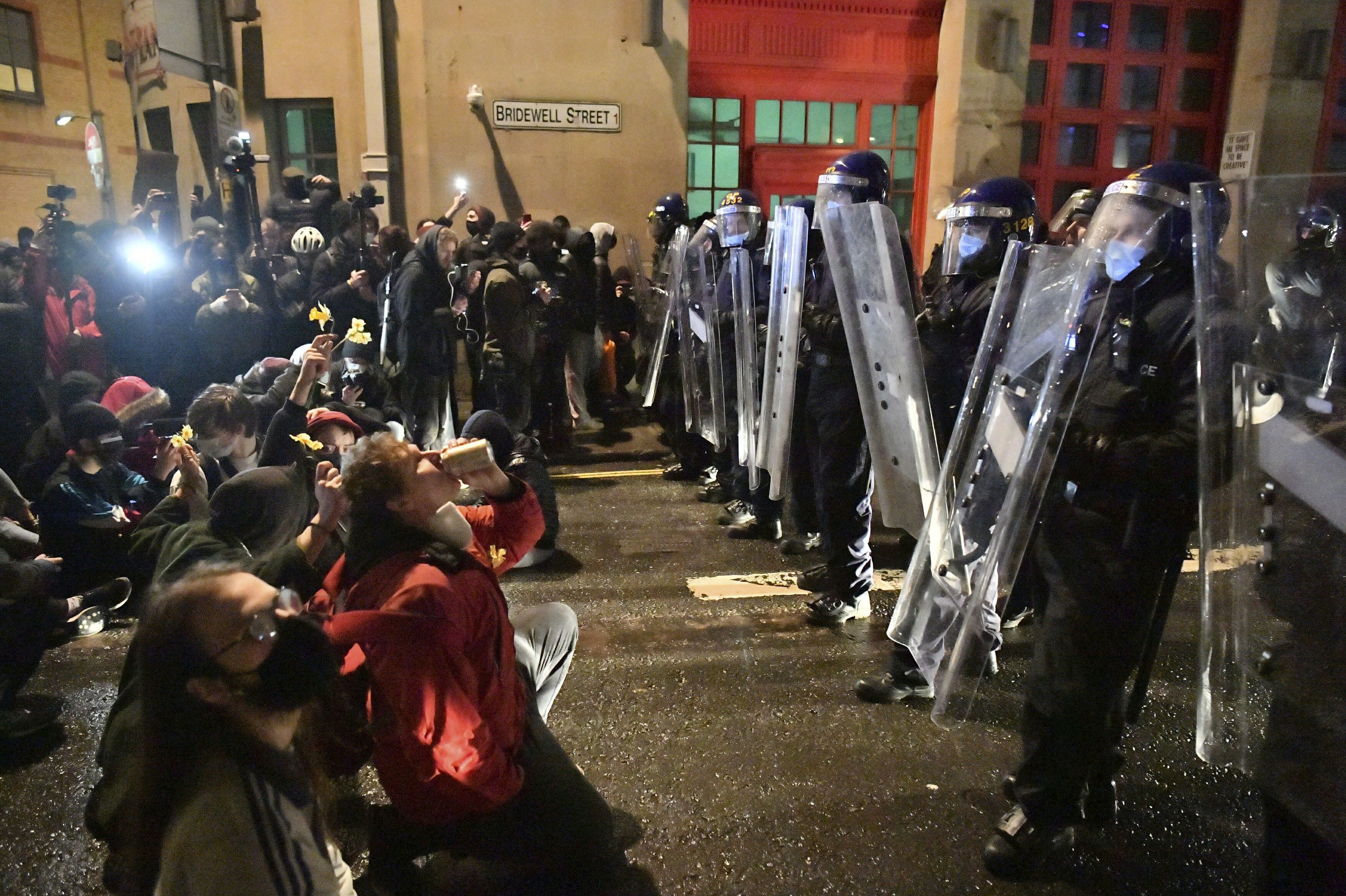 British protesters are fighting with police during the rally for the new law