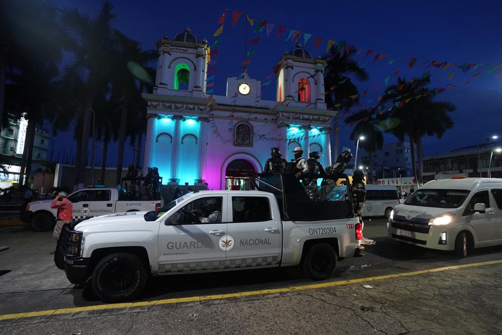 La Guardia Nacional Mexicana patrulla mientras una caravana de migrantes se prepara para comenzar a caminar hacia el norte desde Tapachula, México, el sábado 4 de septiembre de 2021. El sábado anterior, varios grupos de migrantes comenzaron a salir de Tapachula hacia el norte pero terminaron siendo dispersados o detenidos por las autoridades mexicanas. (Foto AP/Marco Ugarte)
