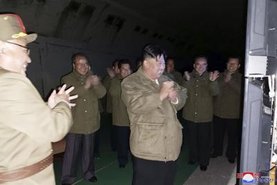 En esta foto proporcionada por el gobierno de Corea del Norte, el líder norcoreano Kim Jong Un supervisa pruebas de misiles en un lugar no revelado del país, el 12 de octubre de 2022 (Agencia Central de Noticias de Corea/Servicio de Noticias de Corea vía AP)