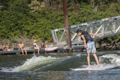 En medio de una ola de calor que azota a Portland, Oregon, personas se refrescan en el río Willamette, el viernes 25 de junio de 2021. (Mark Graves/The Oregonian vía AP)