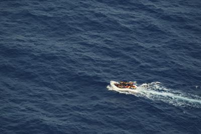 Migrantes navegan por aguas internacionales del Mediterráneo central hacia la isla italiana de Lampedusa tras partir desde Libia en una lancha neumática abarrotada, el 5 de octubre de 2021. (AP Foto/Renata Brito)