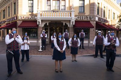 Empleados de Disneyland en Anaheim, California, el 30 de abril del 2021. (Foto AP/Jae C. Hong, File)