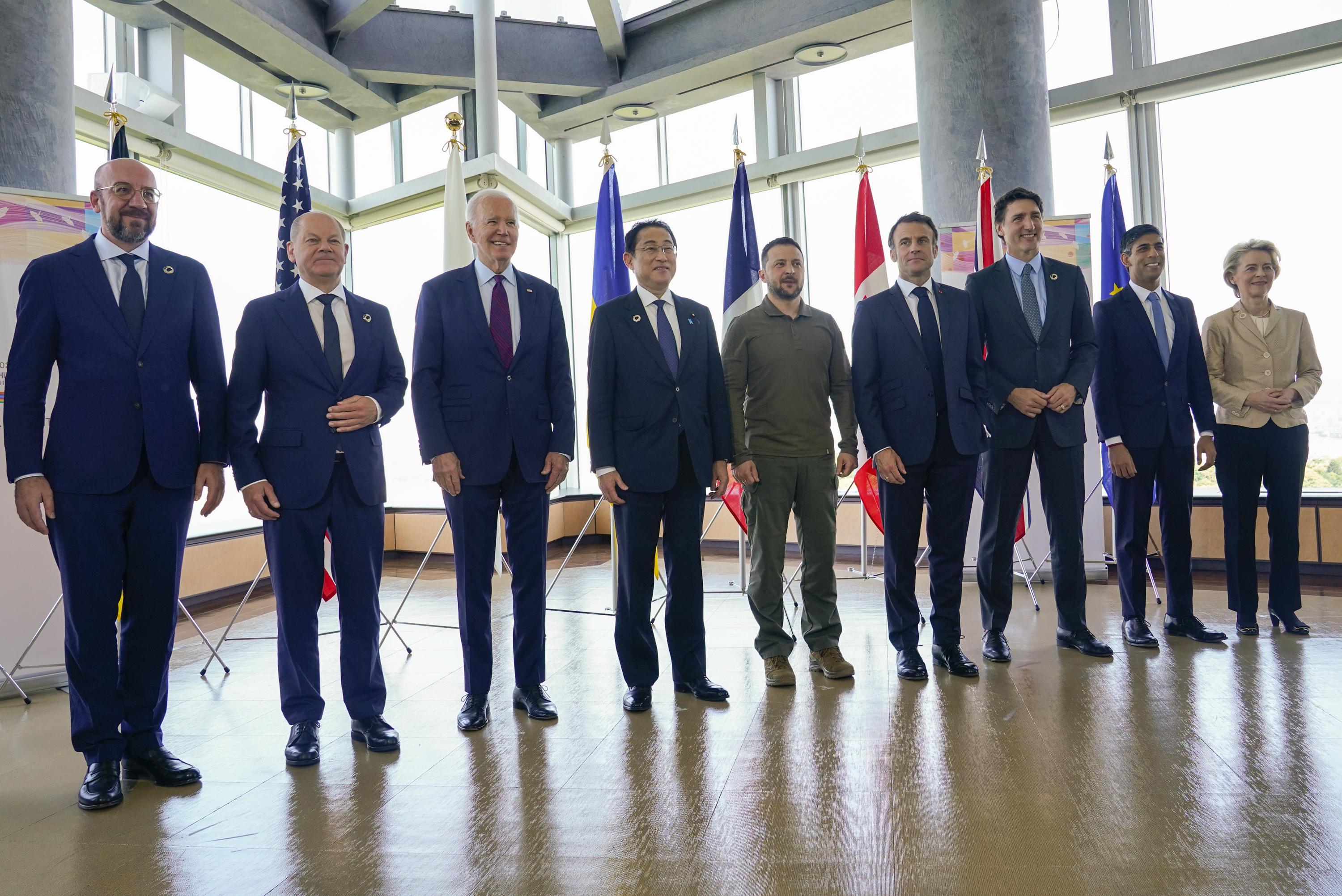 Familiefoto’s op wereldtoppen tonen het isolement van Poetin