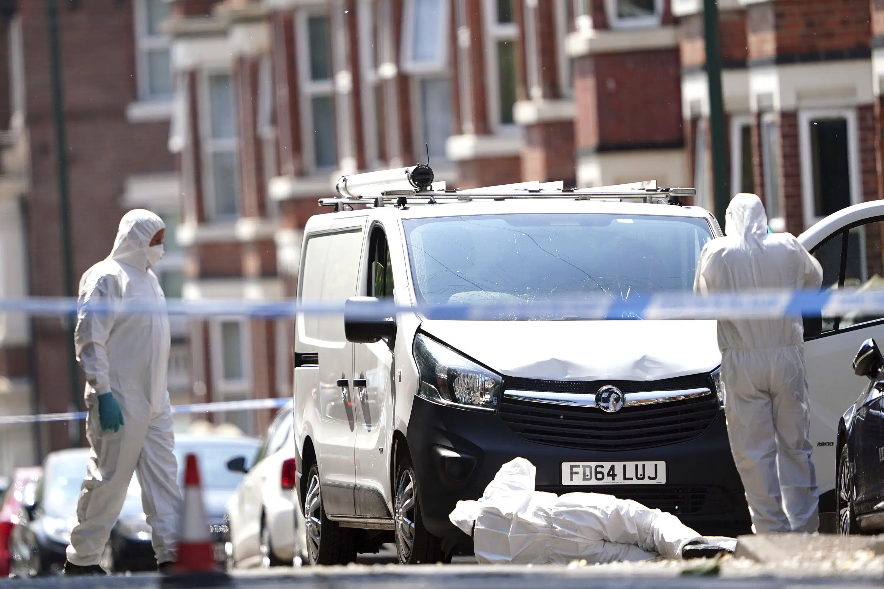 Według policji w Nottingham mężczyzna śmiertelnie ugodził nożem trzy osoby, ukradł furgonetkę i przejechał trzy inne osoby w mieście w Anglii