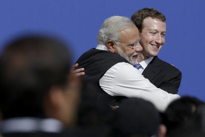 El primer ministro de la India Narendra Modi (con barba) se abraza con el CEO de Facebook Mark Zuckerberg durante un encuentro en Menlo Park, California, el 27 de septiembre del 2015. Facebook no ha sido demasiado firme en la lucha contra la desinformación que circula en la India, sobre todo la que propaga el gobierno, según detractores. (AP Photo/Jeff Chiu, File)