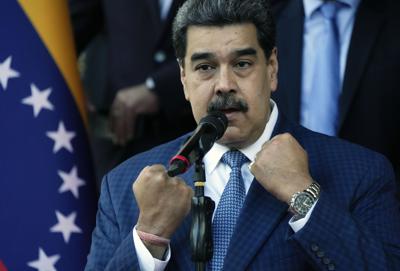 ARCHIVO - El presidente de Venezuela, Nicolás Maduro, habla con la prensa después de la visita del presidente de la FIFA, Gianni Infantino, al Palacio Presidencial de Miraflores en Caracas, Venezuela, el viernes 15 de octubre de 2021. Estados Unidos dijo el jueves 13 de enero de 2022 que podría revisar sus sanciones contra Venezuela si el presidente Maduro y la oposición retoman las negociaciones que rompieron abruptamente en octubre del año pasado. (AP Foto/Ariana Cubillos, Archivo)
