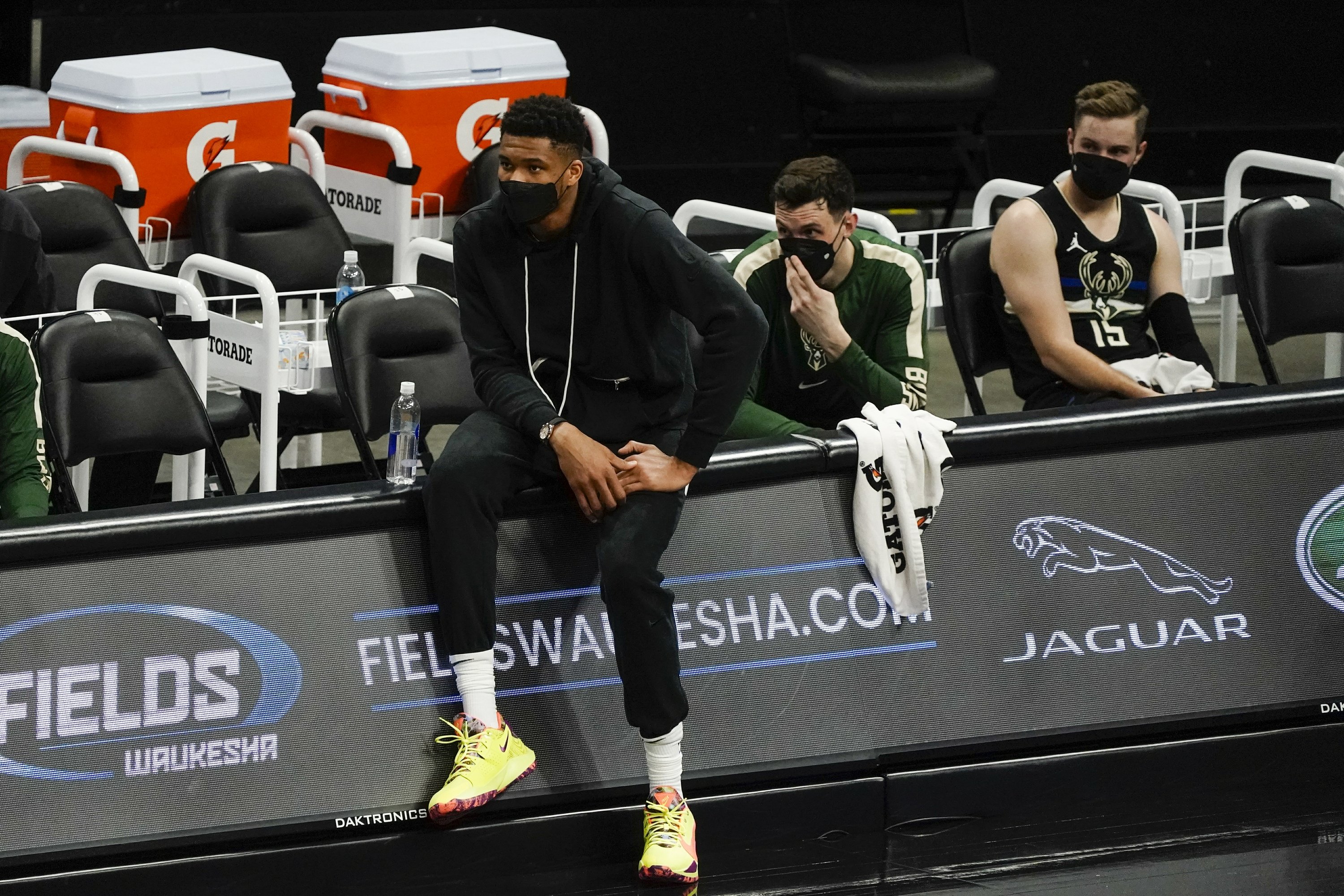 Giannis returns to Bucks after missing 6 games with knee | AP News