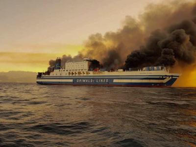Un transbordador en llamas, en el Mar Jónico, cerca de la isla griega de Corfu, el 18 de febrero de 2022. (Lazos Mantikos/debater.gr. via AP)