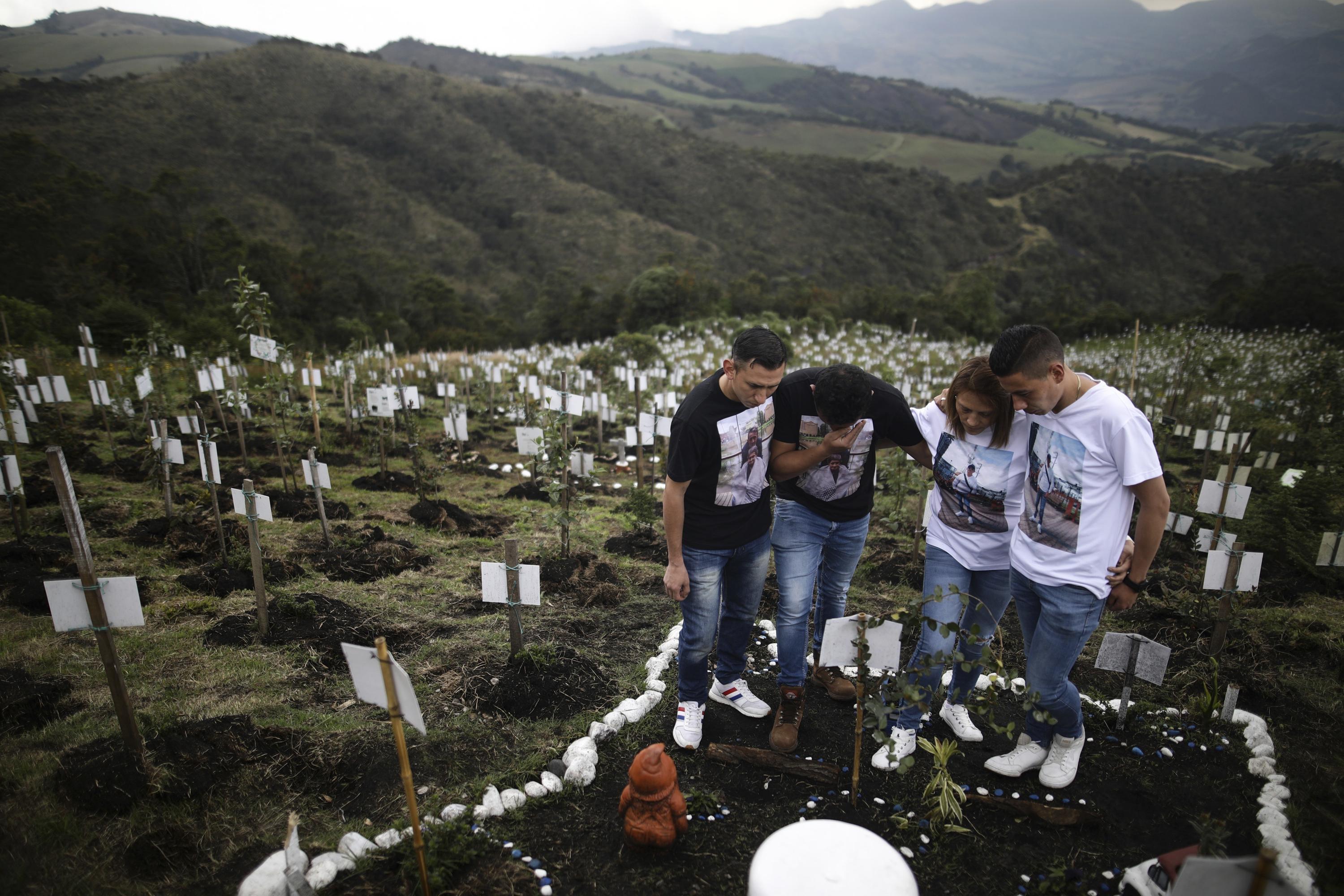 Colombia planta árboles en memoria de víctimas del COVID-19 | AP News