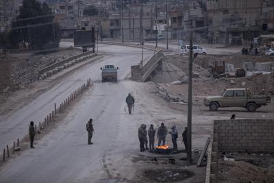 Combatientes de las Fuerzas Democráticas de Siria, lideradas por los kurdos, controlan un retén en Hassakeh, Siria, el lunes 24 de enero de 2022. (AP Foto/Baderkhan Ahmad)