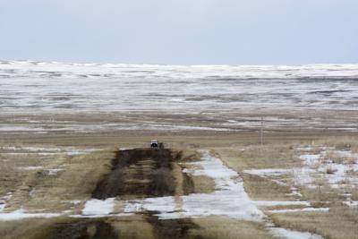 ARCHIVO - Esta fotografía de archivo del 11 de marzo de 2020, facilitada por la Oficina de Administración de Tierras, muestra la ruta propuesta para el oleoducto Keystone XL donde cruza hacia Estados Unidos desde Canadá en el condado Phillips, en Montana. (Al Nash/Oficina de Administración de Tierras de EEUU vía AP, Archivo)