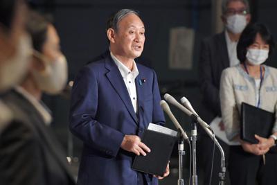 El primer ministro japonés Yoshihide Suga habla con los medios de comunicación sobre la ampliación de un estado de emergencia en su residencia oficial en Tokio, el lunes 16 de agosto de 2021. (Yoshitaka Sugawara/Kyodo News vía AP)